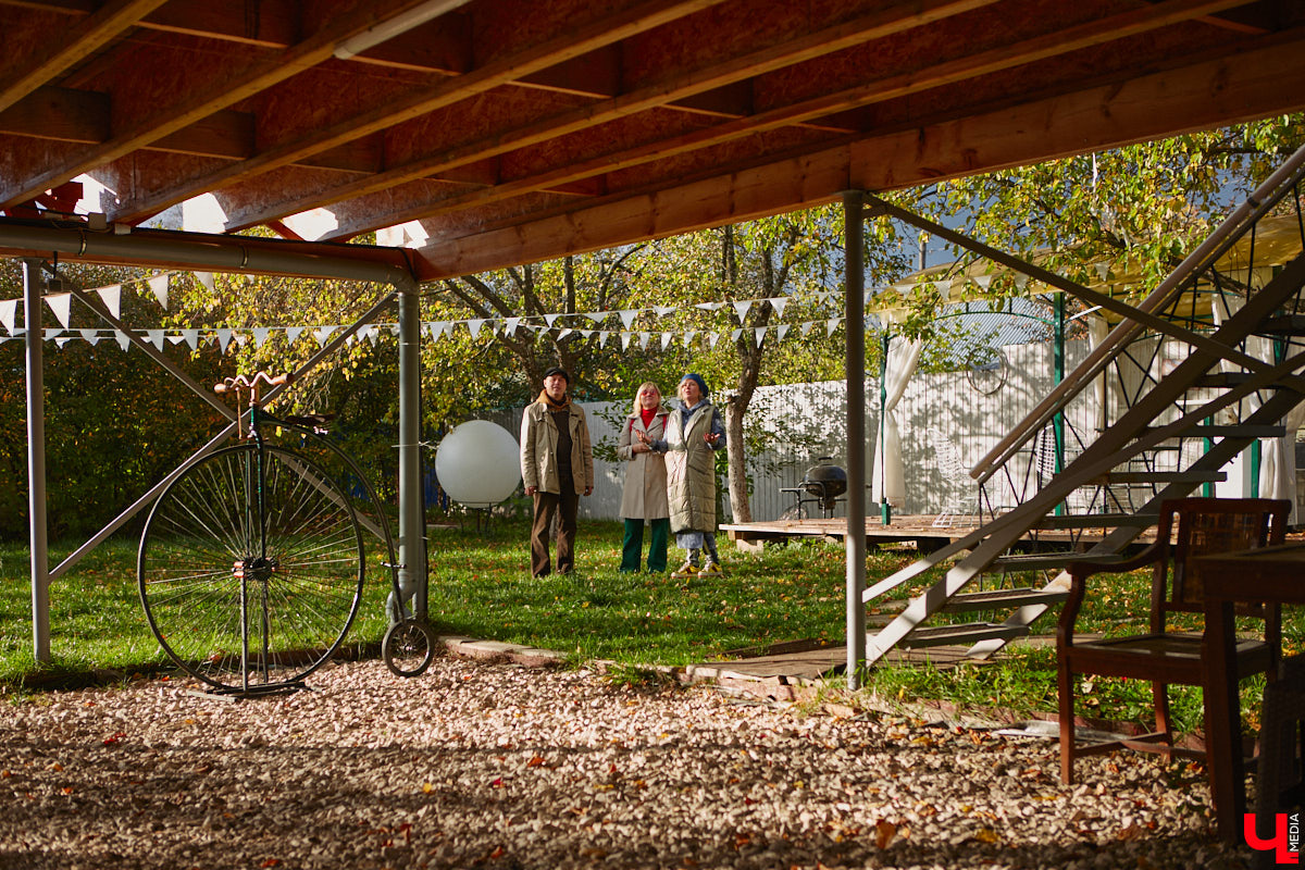 Продолжаем нашу традиционную рубрику «Я тут живу» уникальным домом-сферой, где главные его жители – велосипеды. Вы еще в таких не бывали? Съемочная команда «Ключ-Медиа» уже заглянула внутрь необычного купола и готова вам все рассказать и показать!