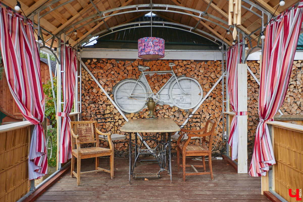 Продолжаем нашу традиционную рубрику «Я тут живу» уникальным домом-сферой, где главные его жители – велосипеды. Вы еще в таких не бывали? Съемочная команда «Ключ-Медиа» уже заглянула внутрь необычного купола и готова вам все рассказать и показать!