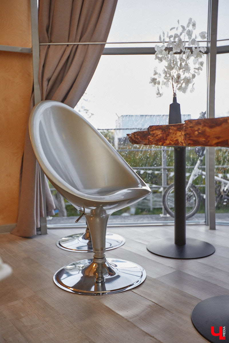 Продолжаем нашу традиционную рубрику «Я тут живу» уникальным домом-сферой, где главные его жители – велосипеды. Вы еще в таких не бывали? Съемочная команда «Ключ-Медиа» уже заглянула внутрь необычного купола и готова вам все рассказать и показать!