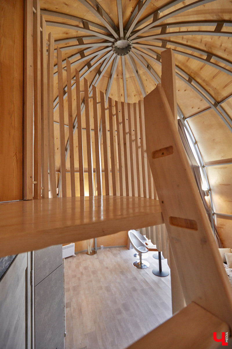 Продолжаем нашу традиционную рубрику «Я тут живу» уникальным домом-сферой, где главные его жители – велосипеды. Вы еще в таких не бывали? Съемочная команда «Ключ-Медиа» уже заглянула внутрь необычного купола и готова вам все рассказать и показать!