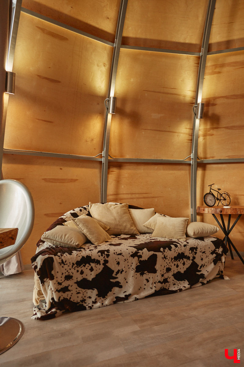 Продолжаем нашу традиционную рубрику «Я тут живу» уникальным домом-сферой, где главные его жители – велосипеды. Вы еще в таких не бывали? Съемочная команда «Ключ-Медиа» уже заглянула внутрь необычного купола и готова вам все рассказать и показать!