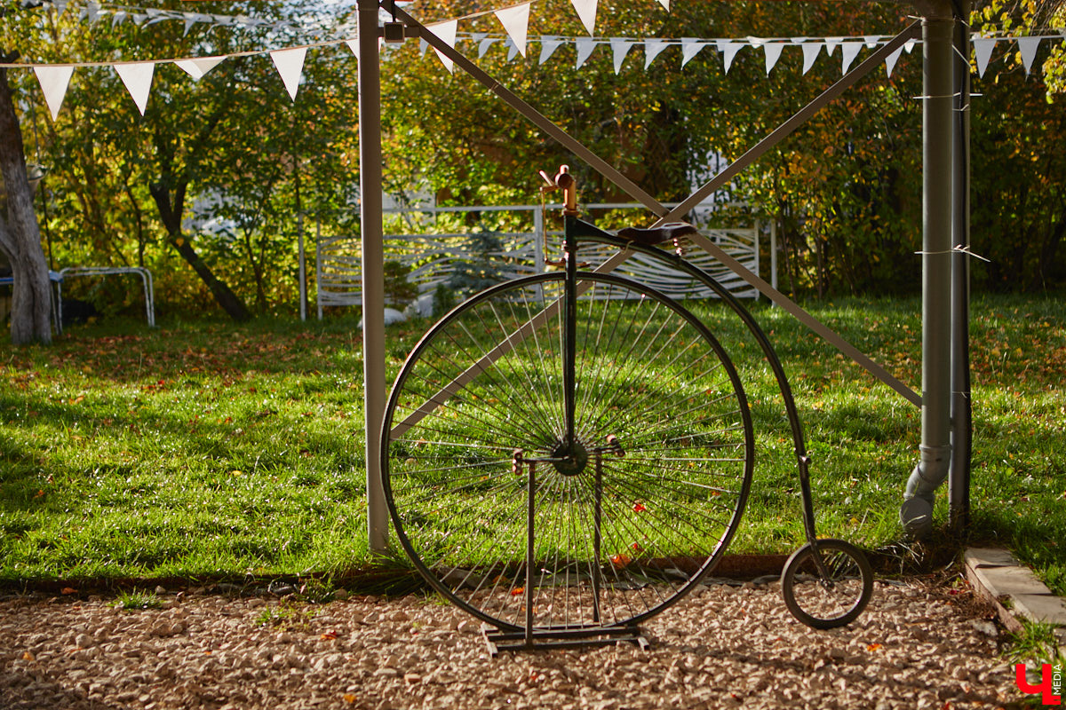 Продолжаем нашу традиционную рубрику «Я тут живу» уникальным домом-сферой, где главные его жители – велосипеды. Вы еще в таких не бывали? Съемочная команда «Ключ-Медиа» уже заглянула внутрь необычного купола и готова вам все рассказать и показать!