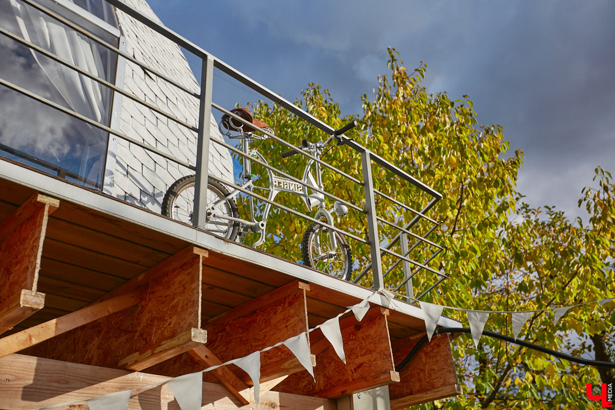 Продолжаем нашу традиционную рубрику «Я тут живу» уникальным домом-сферой, где главные его жители – велосипеды. Вы еще в таких не бывали? Съемочная команда «Ключ-Медиа» уже заглянула внутрь необычного купола и готова вам все рассказать и показать!