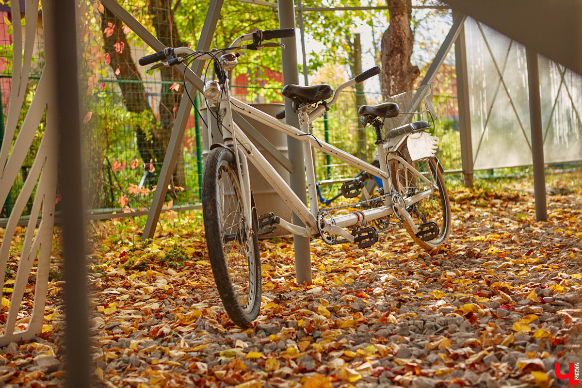 Продолжаем нашу традиционную рубрику «Я тут живу» уникальным домом-сферой, где главные его жители – велосипеды. Вы еще в таких не бывали? Съемочная команда «Ключ-Медиа» уже заглянула внутрь необычного купола и готова вам все рассказать и показать!
