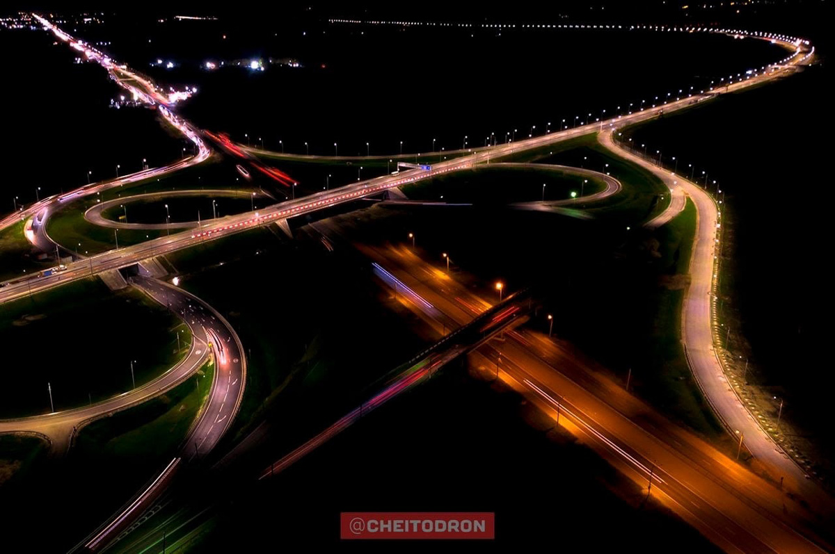 Рпенский проезд, М-12, спальные микрорайоны, вспаханное поле под Владимиром, опутанная проводами просека – привычные места, оказывается, тоже могут удивлять. То, что с земли кажется скучным, с высоты птичьего полёта вдруг становится красивым и притягательным. Тайны знакомых нам мест раскрыли пилоты квадрокоптеров, создавшие анонимный телеграм-канал «Чей-то дрон».