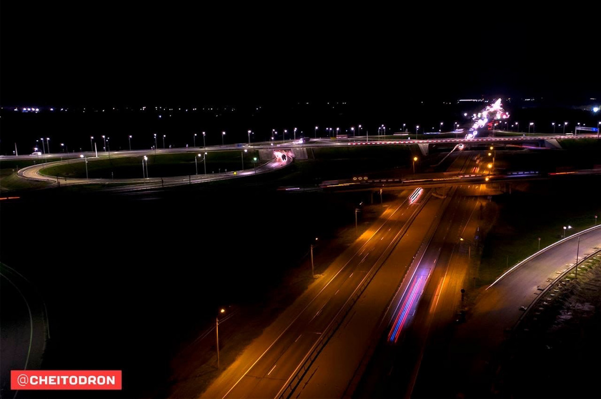 Рпенский проезд, М-12, спальные микрорайоны, вспаханное поле под Владимиром, опутанная проводами просека – привычные места, оказывается, тоже могут удивлять. То, что с земли кажется скучным, с высоты птичьего полёта вдруг становится красивым и притягательным. Тайны знакомых нам мест раскрыли пилоты квадрокоптеров, создавшие анонимный телеграм-канал «Чей-то дрон».