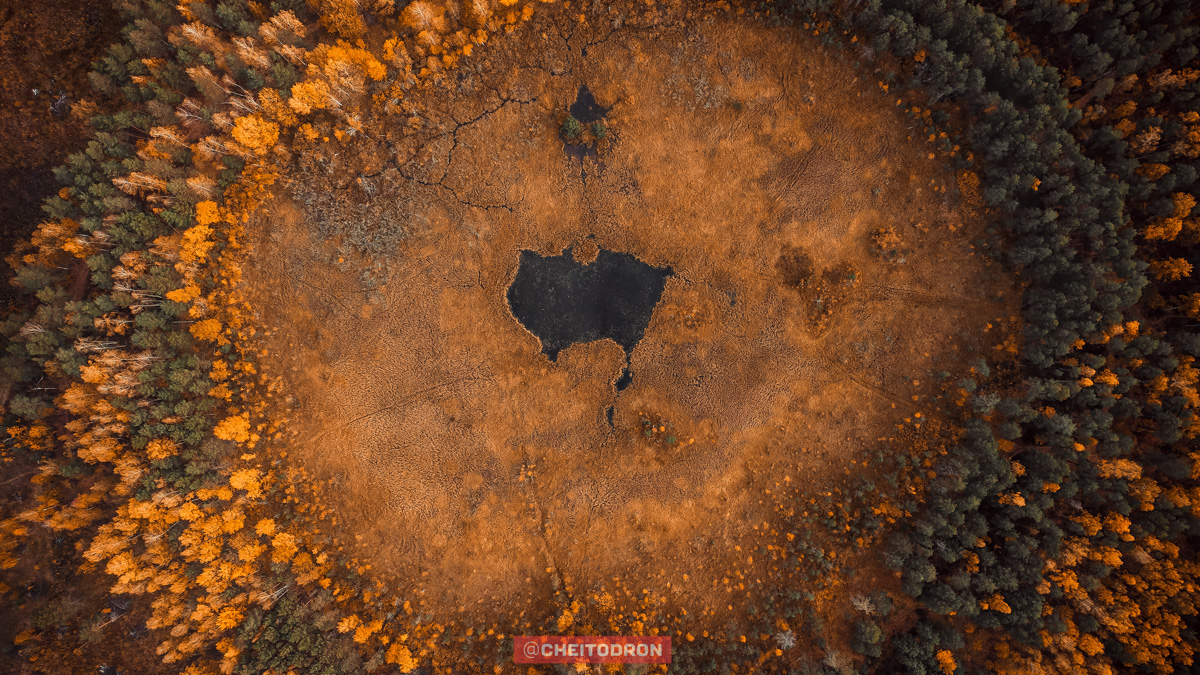 Рпенский проезд, М-12, спальные микрорайоны, вспаханное поле под Владимиром, опутанная проводами просека – привычные места, оказывается, тоже могут удивлять. То, что с земли кажется скучным, с высоты птичьего полёта вдруг становится красивым и притягательным. Тайны знакомых нам мест раскрыли пилоты квадрокоптеров, создавшие анонимный телеграм-канал «Чей-то дрон».