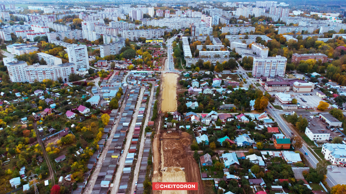 Рпенский проезд, М-12, спальные микрорайоны, вспаханное поле под Владимиром, опутанная проводами просека – привычные места, оказывается, тоже могут удивлять. То, что с земли кажется скучным, с высоты птичьего полёта вдруг становится красивым и притягательным. Тайны знакомых нам мест раскрыли пилоты квадрокоптеров, создавшие анонимный телеграм-канал «Чей-то дрон».