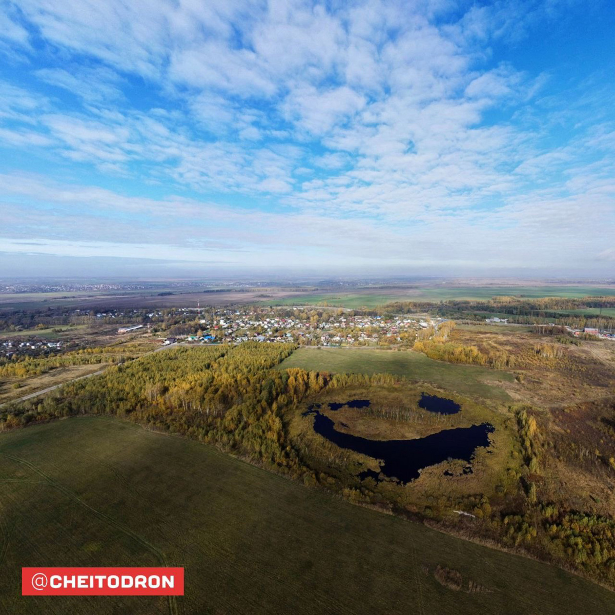 Рпенский проезд, М-12, спальные микрорайоны, вспаханное поле под Владимиром, опутанная проводами просека – привычные места, оказывается, тоже могут удивлять. То, что с земли кажется скучным, с высоты птичьего полёта вдруг становится красивым и притягательным. Тайны знакомых нам мест раскрыли пилоты квадрокоптеров, создавшие анонимный телеграм-канал «Чей-то дрон».