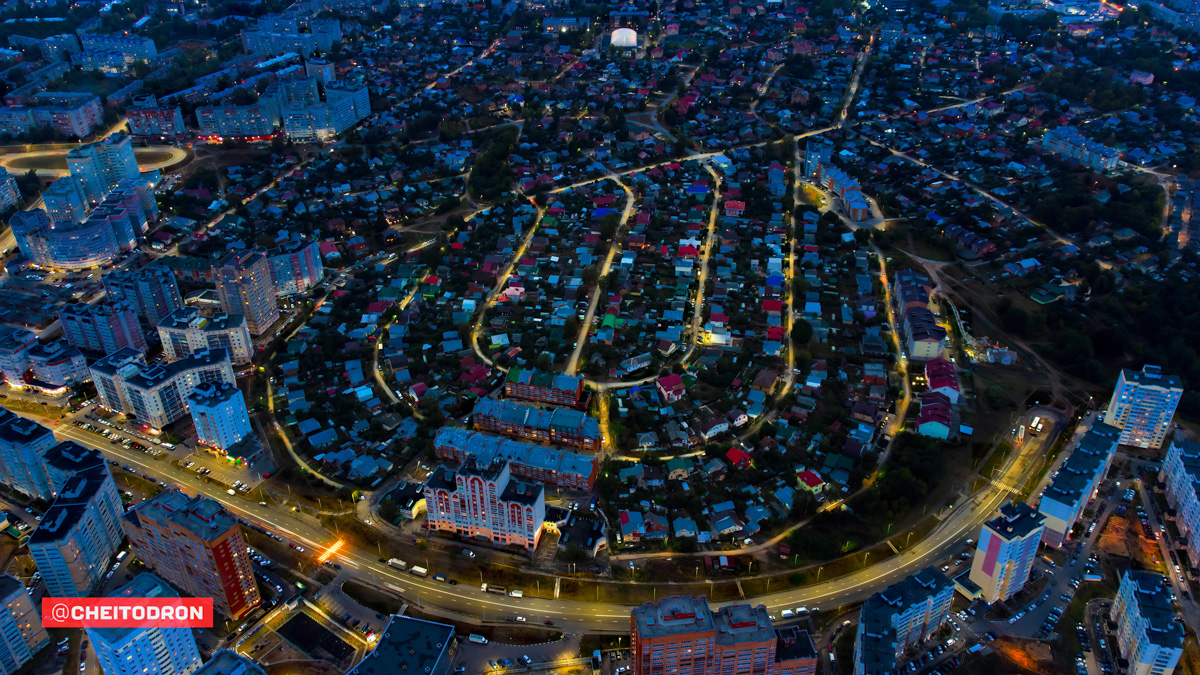 Рпенский проезд, М-12, спальные микрорайоны, вспаханное поле под Владимиром, опутанная проводами просека – привычные места, оказывается, тоже могут удивлять. То, что с земли кажется скучным, с высоты птичьего полёта вдруг становится красивым и притягательным. Тайны знакомых нам мест раскрыли пилоты квадрокоптеров, создавшие анонимный телеграм-канал «Чей-то дрон».