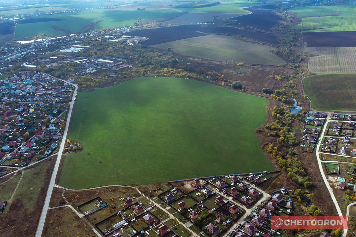 Рпенский проезд, М-12, спальные микрорайоны, вспаханное поле под Владимиром, опутанная проводами просека – привычные места, оказывается, тоже могут удивлять. То, что с земли кажется скучным, с высоты птичьего полёта вдруг становится красивым и притягательным. Тайны знакомых нам мест раскрыли пилоты квадрокоптеров, создавшие анонимный телеграм-канал «Чей-то дрон».