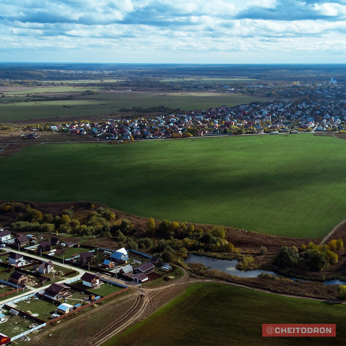 Рпенский проезд, М-12, спальные микрорайоны, вспаханное поле под Владимиром, опутанная проводами просека – привычные места, оказывается, тоже могут удивлять. То, что с земли кажется скучным, с высоты птичьего полёта вдруг становится красивым и притягательным. Тайны знакомых нам мест раскрыли пилоты квадрокоптеров, создавшие анонимный телеграм-канал «Чей-то дрон».