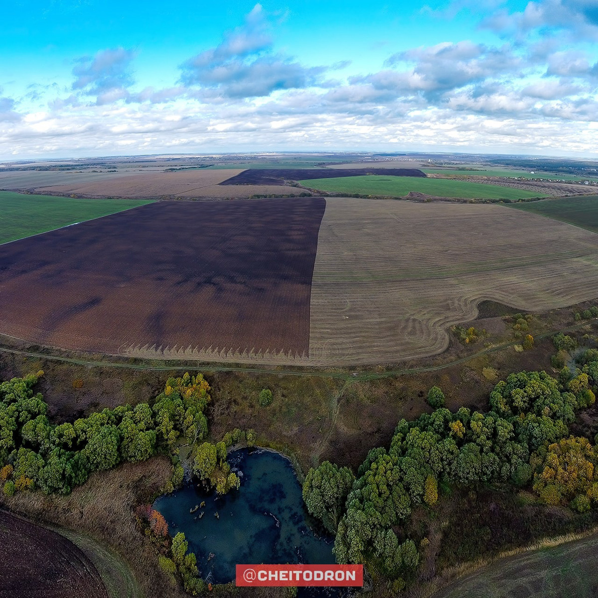 Рпенский проезд, М-12, спальные микрорайоны, вспаханное поле под Владимиром, опутанная проводами просека – привычные места, оказывается, тоже могут удивлять. То, что с земли кажется скучным, с высоты птичьего полёта вдруг становится красивым и притягательным. Тайны знакомых нам мест раскрыли пилоты квадрокоптеров, создавшие анонимный телеграм-канал «Чей-то дрон».