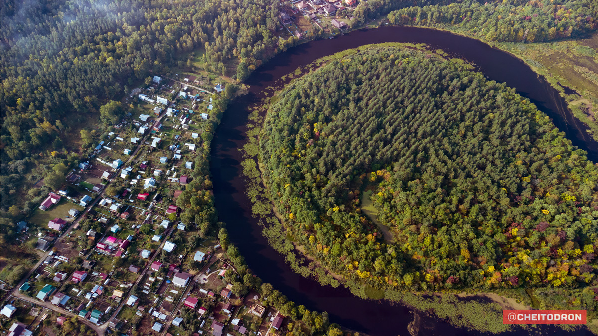 Рпенский проезд, М-12, спальные микрорайоны, вспаханное поле под Владимиром, опутанная проводами просека – привычные места, оказывается, тоже могут удивлять. То, что с земли кажется скучным, с высоты птичьего полёта вдруг становится красивым и притягательным. Тайны знакомых нам мест раскрыли пилоты квадрокоптеров, создавшие анонимный телеграм-канал «Чей-то дрон».