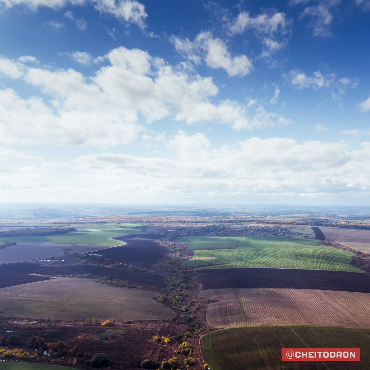 Рпенский проезд, М-12, спальные микрорайоны, вспаханное поле под Владимиром, опутанная проводами просека – привычные места, оказывается, тоже могут удивлять. То, что с земли кажется скучным, с высоты птичьего полёта вдруг становится красивым и притягательным. Тайны знакомых нам мест раскрыли пилоты квадрокоптеров, создавшие анонимный телеграм-канал «Чей-то дрон».