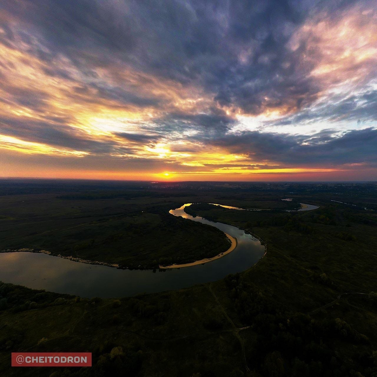 Рпенский проезд, М-12, спальные микрорайоны, вспаханное поле под Владимиром, опутанная проводами просека – привычные места, оказывается, тоже могут удивлять. То, что с земли кажется скучным, с высоты птичьего полёта вдруг становится красивым и притягательным. Тайны знакомых нам мест раскрыли пилоты квадрокоптеров, создавшие анонимный телеграм-канал «Чей-то дрон».