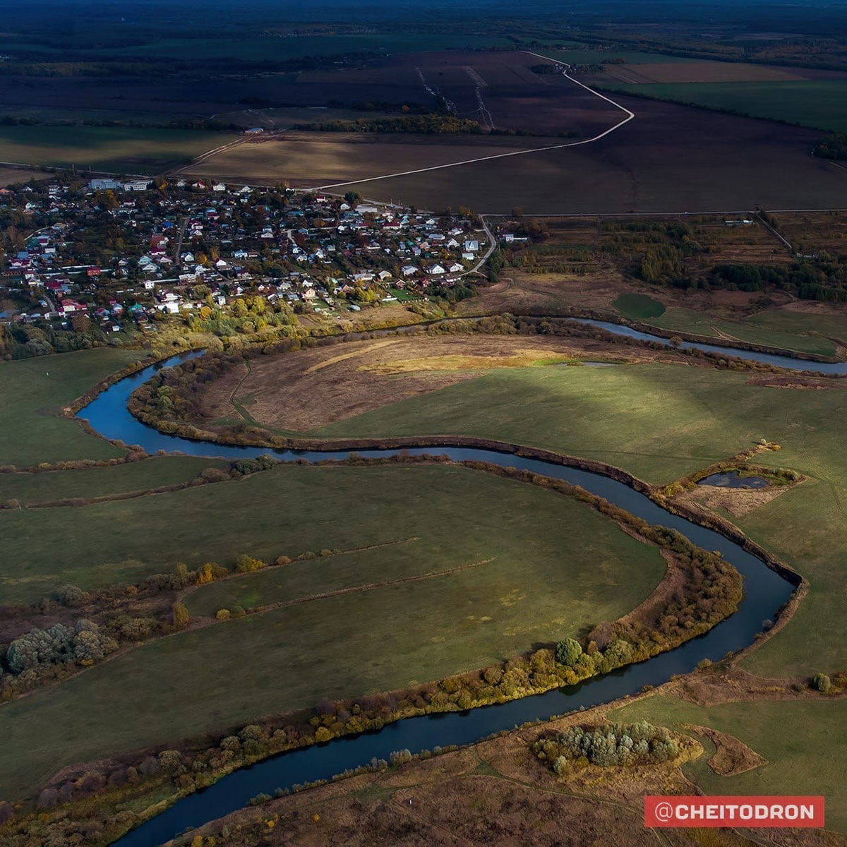 Рпенский проезд, М-12, спальные микрорайоны, вспаханное поле под Владимиром, опутанная проводами просека – привычные места, оказывается, тоже могут удивлять. То, что с земли кажется скучным, с высоты птичьего полёта вдруг становится красивым и притягательным. Тайны знакомых нам мест раскрыли пилоты квадрокоптеров, создавшие анонимный телеграм-канал «Чей-то дрон».