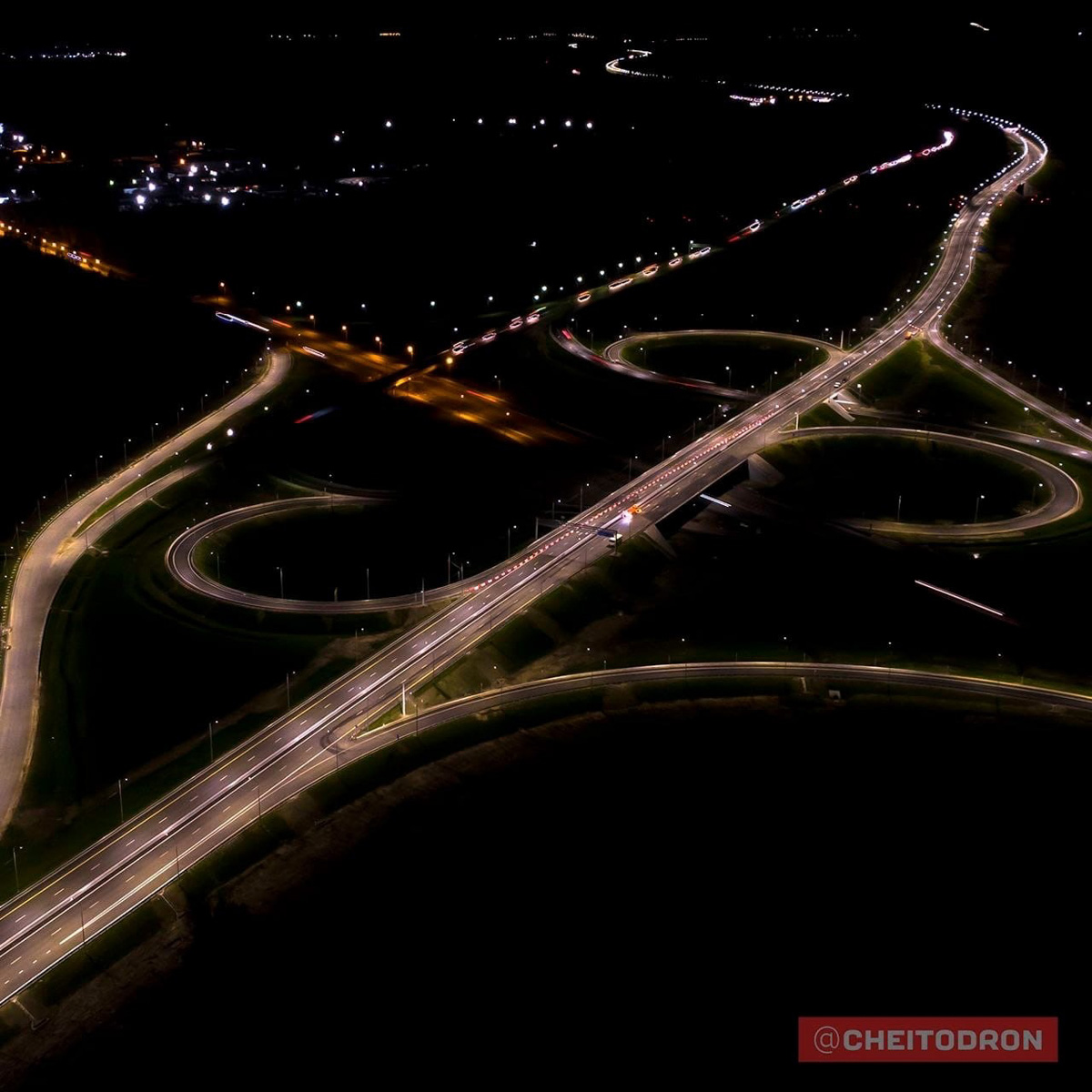 Рпенский проезд, М-12, спальные микрорайоны, вспаханное поле под Владимиром, опутанная проводами просека – привычные места, оказывается, тоже могут удивлять. То, что с земли кажется скучным, с высоты птичьего полёта вдруг становится красивым и притягательным. Тайны знакомых нам мест раскрыли пилоты квадрокоптеров, создавшие анонимный телеграм-канал «Чей-то дрон».