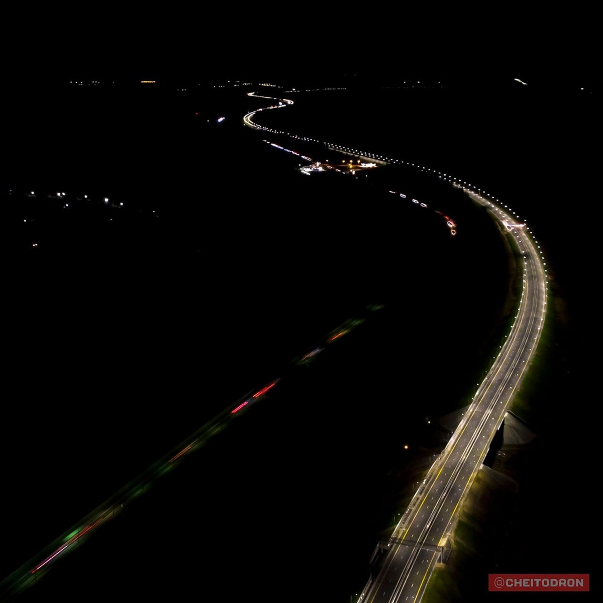 Рпенский проезд, М-12, спальные микрорайоны, вспаханное поле под Владимиром, опутанная проводами просека – привычные места, оказывается, тоже могут удивлять. То, что с земли кажется скучным, с высоты птичьего полёта вдруг становится красивым и притягательным. Тайны знакомых нам мест раскрыли пилоты квадрокоптеров, создавшие анонимный телеграм-канал «Чей-то дрон».