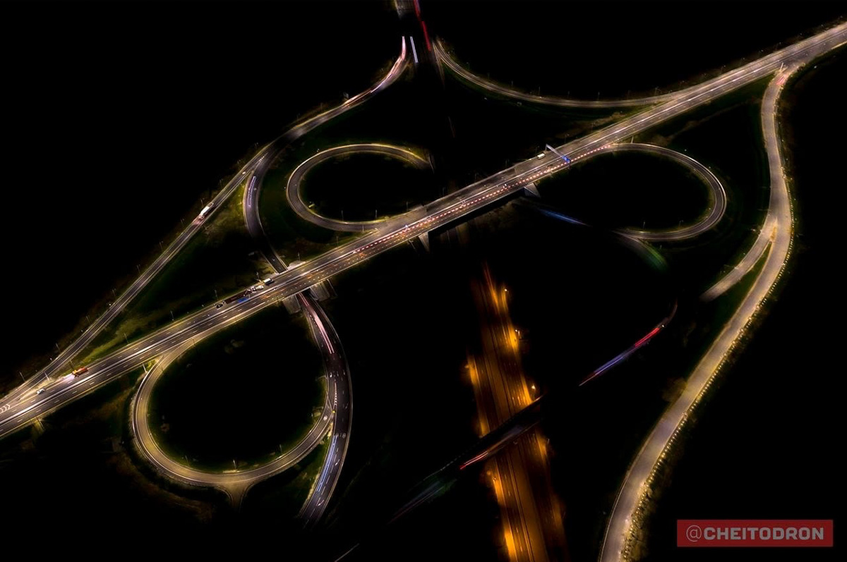 Рпенский проезд, М-12, спальные микрорайоны, вспаханное поле под Владимиром, опутанная проводами просека – привычные места, оказывается, тоже могут удивлять. То, что с земли кажется скучным, с высоты птичьего полёта вдруг становится красивым и притягательным. Тайны знакомых нам мест раскрыли пилоты квадрокоптеров, создавшие анонимный телеграм-канал «Чей-то дрон».