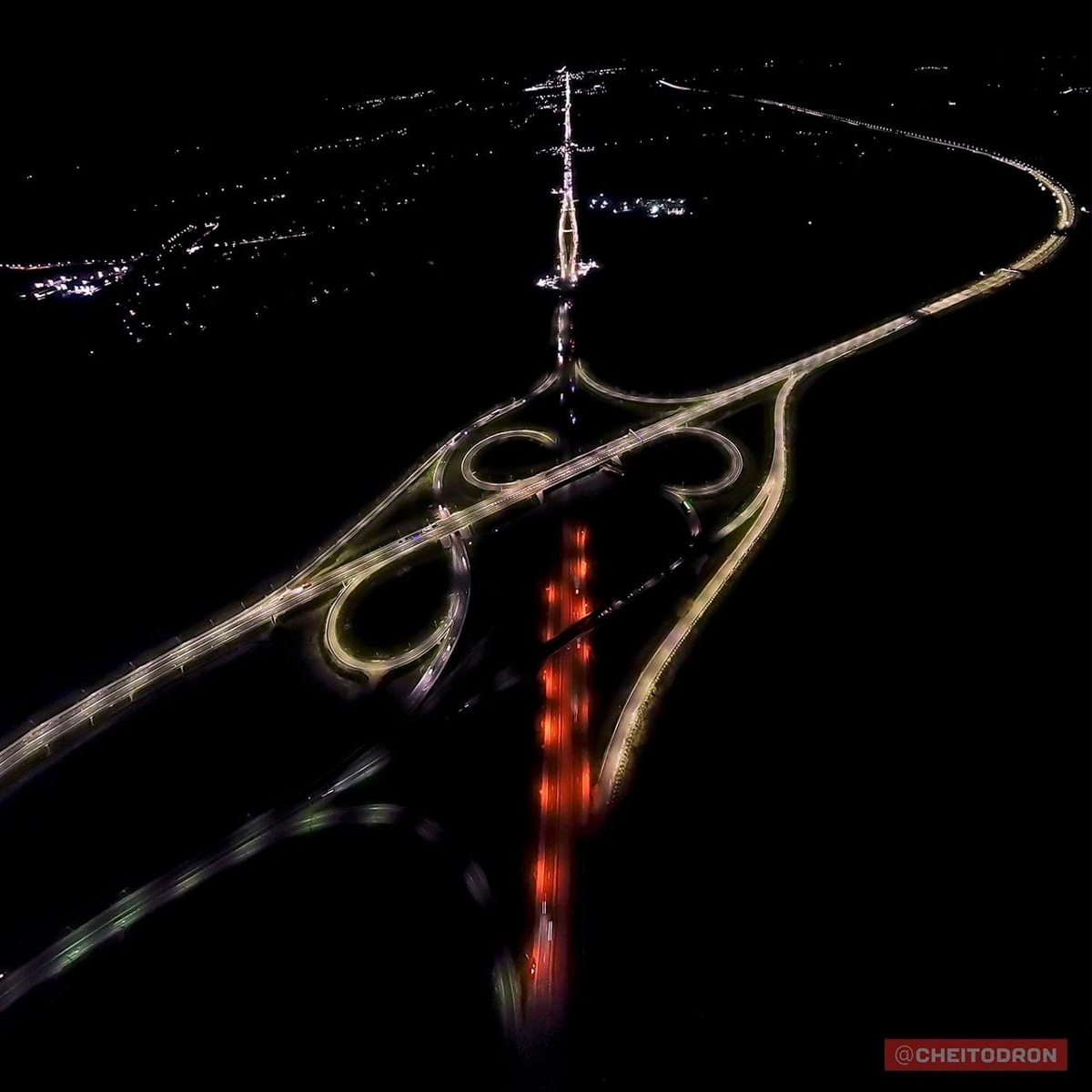 Рпенский проезд, М-12, спальные микрорайоны, вспаханное поле под Владимиром, опутанная проводами просека – привычные места, оказывается, тоже могут удивлять. То, что с земли кажется скучным, с высоты птичьего полёта вдруг становится красивым и притягательным. Тайны знакомых нам мест раскрыли пилоты квадрокоптеров, создавшие анонимный телеграм-канал «Чей-то дрон».