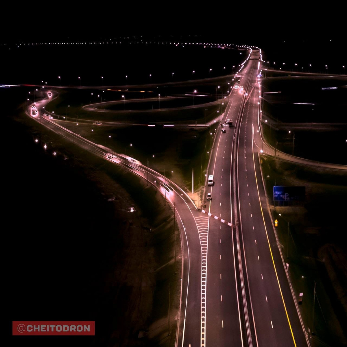 Рпенский проезд, М-12, спальные микрорайоны, вспаханное поле под Владимиром, опутанная проводами просека – привычные места, оказывается, тоже могут удивлять. То, что с земли кажется скучным, с высоты птичьего полёта вдруг становится красивым и притягательным. Тайны знакомых нам мест раскрыли пилоты квадрокоптеров, создавшие анонимный телеграм-канал «Чей-то дрон».