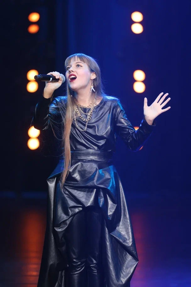 Александре Трошиной всего пятнадцать лет, но уже в столь юном возрасте она активно выступает. Недавно голос девушки пронёсся над Москвой по случаю дня рождения столицы, поразил жюри Международного ТВ-фестиваля «Большая сцена» репертуаром Фредди Меркьюри и в третий раз зазвучал в Государственном Кремлёвском дворце.