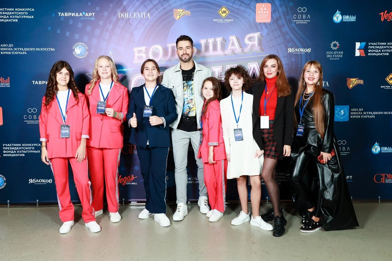 Александре Трошиной всего пятнадцать лет, но уже в столь юном возрасте она активно выступает. Недавно голос девушки пронёсся над Москвой по случаю дня рождения столицы, поразил жюри Международного ТВ-фестиваля «Большая сцена» репертуаром Фредди Меркьюри и в третий раз зазвучал в Государственном Кремлёвском дворце.