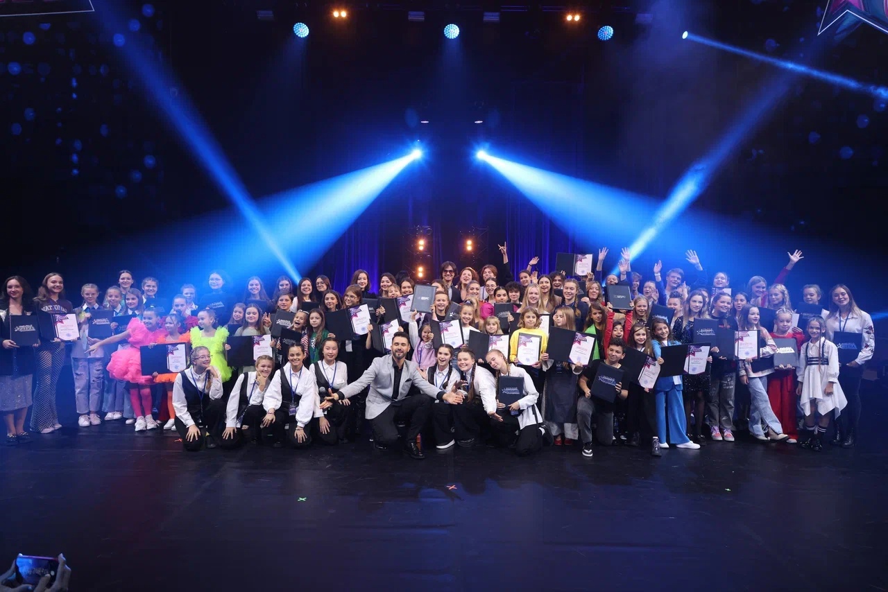 Александре Трошиной всего пятнадцать лет, но уже в столь юном возрасте она активно выступает. Недавно голос девушки пронёсся над Москвой по случаю дня рождения столицы, поразил жюри Международного ТВ-фестиваля «Большая сцена» репертуаром Фредди Меркьюри и в третий раз зазвучал в Государственном Кремлёвском дворце.