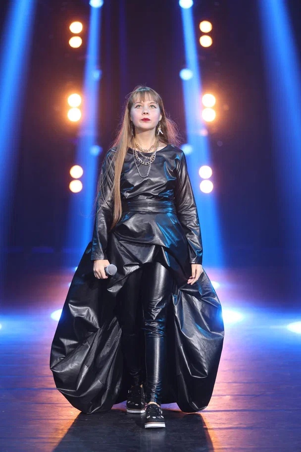 Александре Трошиной всего пятнадцать лет, но уже в столь юном возрасте она активно выступает. Недавно голос девушки пронёсся над Москвой по случаю дня рождения столицы, поразил жюри Международного ТВ-фестиваля «Большая сцена» репертуаром Фредди Меркьюри и в третий раз зазвучал в Государственном Кремлёвском дворце.