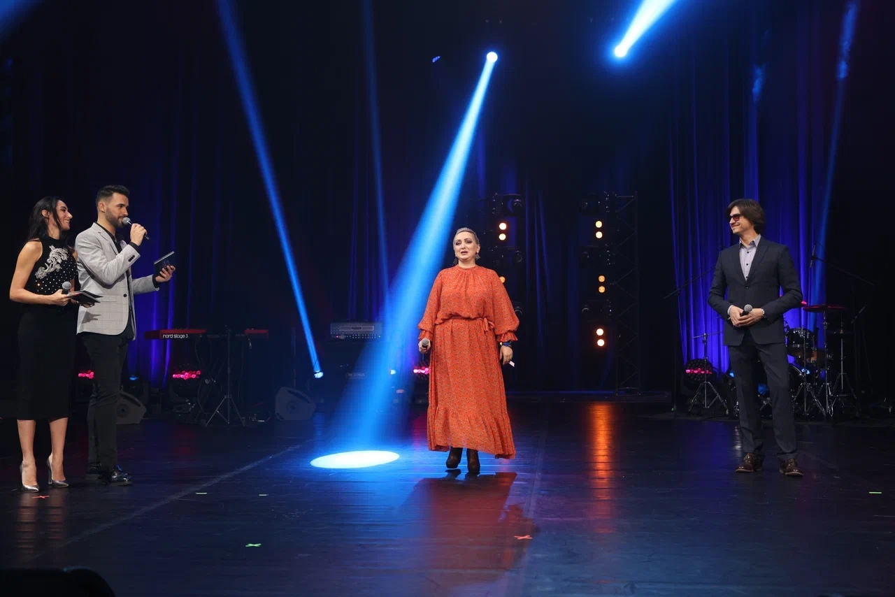 Александре Трошиной всего пятнадцать лет, но уже в столь юном возрасте она активно выступает. Недавно голос девушки пронёсся над Москвой по случаю дня рождения столицы, поразил жюри Международного ТВ-фестиваля «Большая сцена» репертуаром Фредди Меркьюри и в третий раз зазвучал в Государственном Кремлёвском дворце.