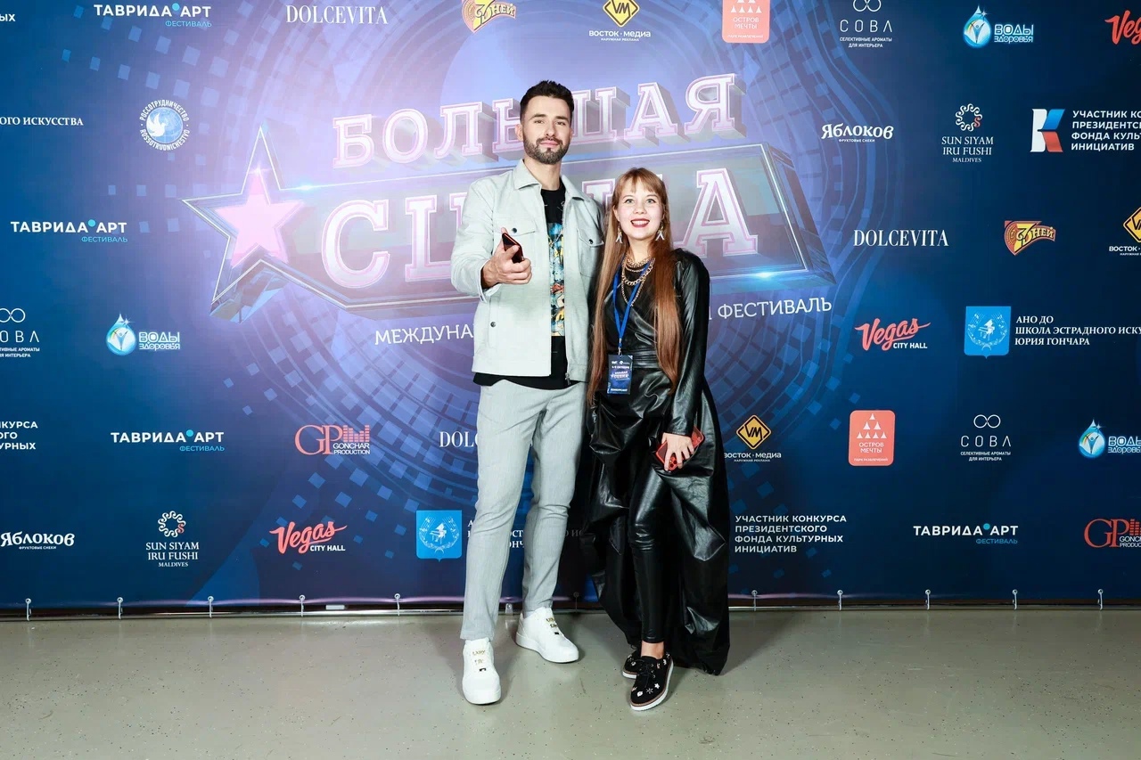 Александре Трошиной всего пятнадцать лет, но уже в столь юном возрасте она активно выступает. Недавно голос девушки пронёсся над Москвой по случаю дня рождения столицы, поразил жюри Международного ТВ-фестиваля «Большая сцена» репертуаром Фредди Меркьюри и в третий раз зазвучал в Государственном Кремлёвском дворце.