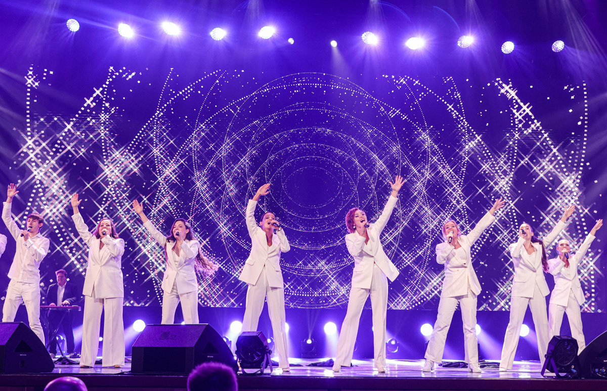 Александре Трошиной всего пятнадцать лет, но уже в столь юном возрасте она активно выступает. Недавно голос девушки пронёсся над Москвой по случаю дня рождения столицы, поразил жюри Международного ТВ-фестиваля «Большая сцена» репертуаром Фредди Меркьюри и в третий раз зазвучал в Государственном Кремлёвском дворце.