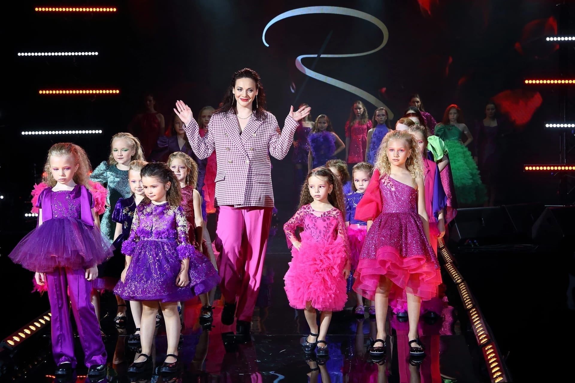 В начале октября в столичном «ГлавКлубе» состоялось масштабное в мире моды мероприятие – Moscow fashion fair. На нем презентовала свою новую коллекцию Juicy flower владимирский дизайнер Наталья Рязанова.