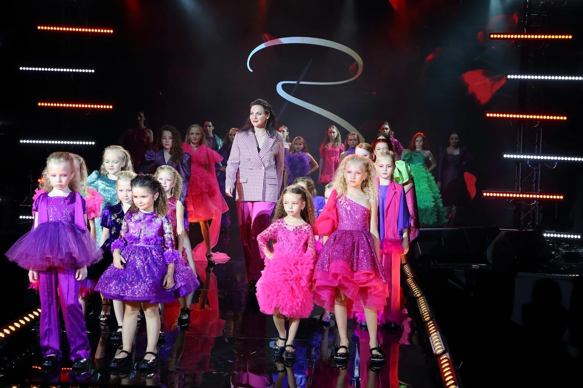 В начале октября в столичном «ГлавКлубе» состоялось масштабное в мире моды мероприятие – Moscow fashion fair. На нем презентовала свою новую коллекцию Juicy flower владимирский дизайнер Наталья Рязанова.