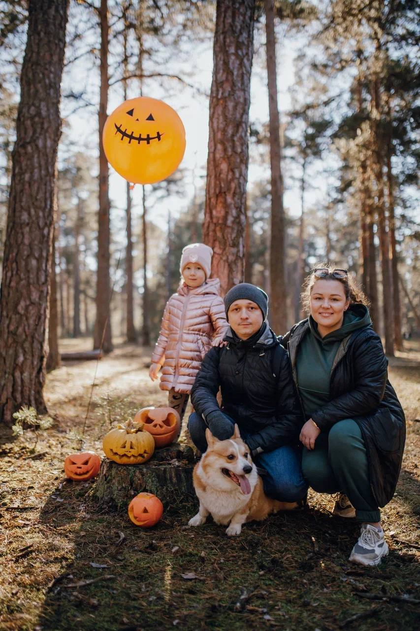 Помните, когда состоялась первая корги-туса во Владимире? Практически год назад! Дебютный костюмированный ивент Татьяны Ванькиной был приурочен ко Дню Всех Святых. И к грядущему Хэллоуину организатор подготовилась. Праздник обещает быть более масштабным, чем все предыдущие! Развлечения для человеков тоже запланированы, поэтому ныряйте в текст и соответственно программе мероприятия корректируйте свои планы на 30 октября.