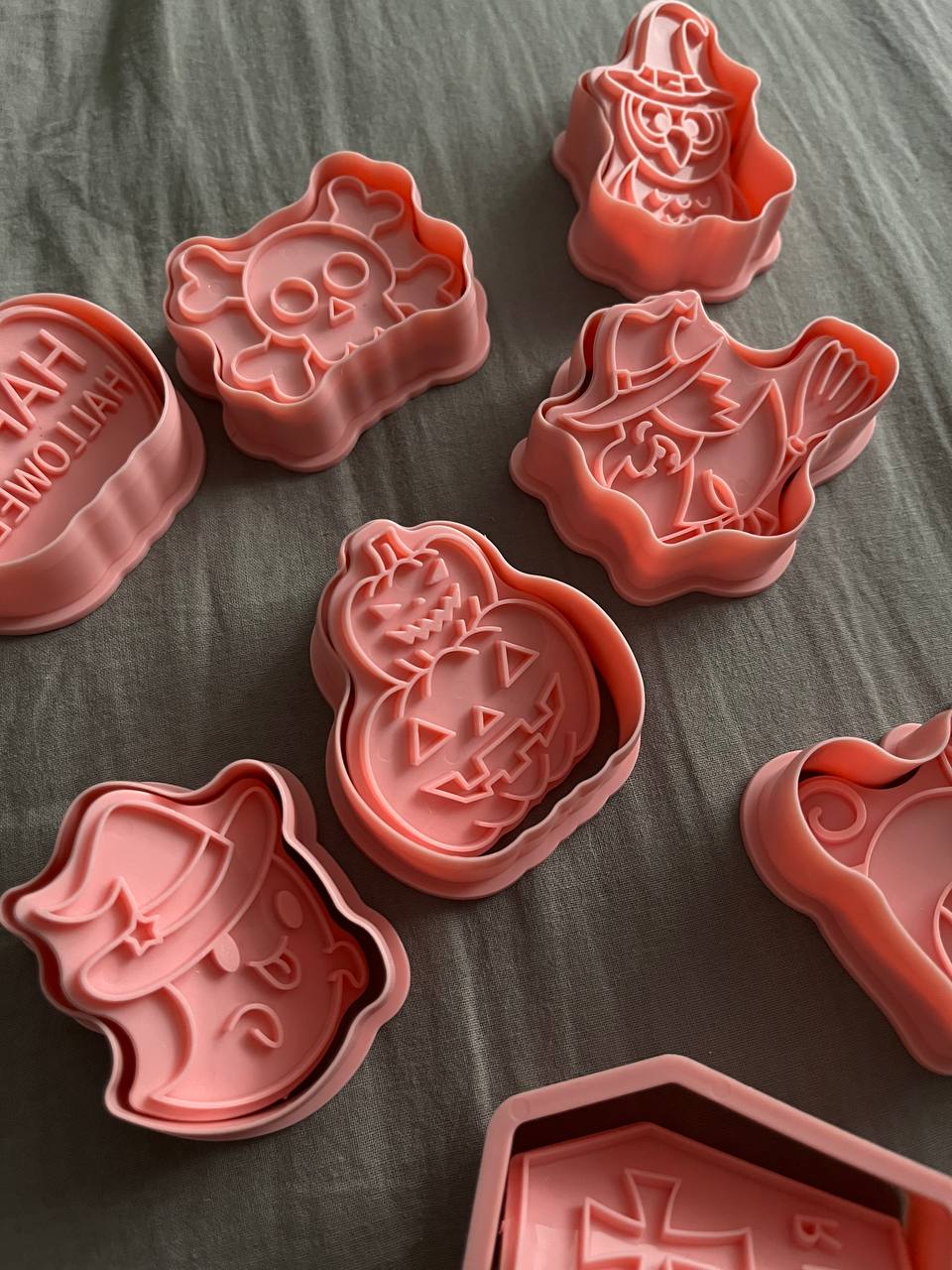 Помните, когда состоялась первая корги-туса во Владимире? Практически год назад! Дебютный костюмированный ивент Татьяны Ванькиной был приурочен ко Дню Всех Святых. И к грядущему Хэллоуину организатор подготовилась. Праздник обещает быть более масштабным, чем все предыдущие! Развлечения для человеков тоже запланированы, поэтому ныряйте в текст и соответственно программе мероприятия корректируйте свои планы на 30 октября.