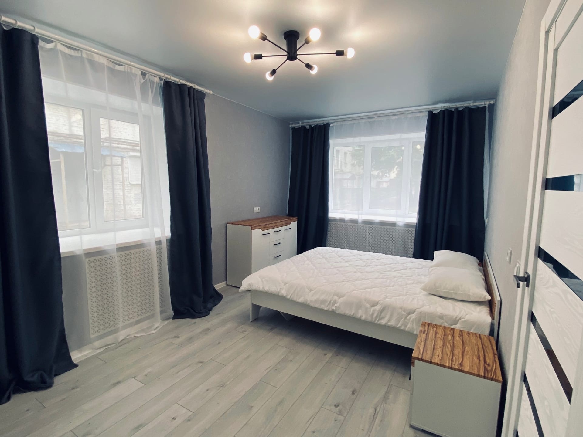 Если вы давно задумываетесь о смене жилья, но ремонтом заниматься не хотите, вот вам небольшая подборка из вполне симпатичных вариантов недвижимости, которую предлагают на продажу в нашем городе.