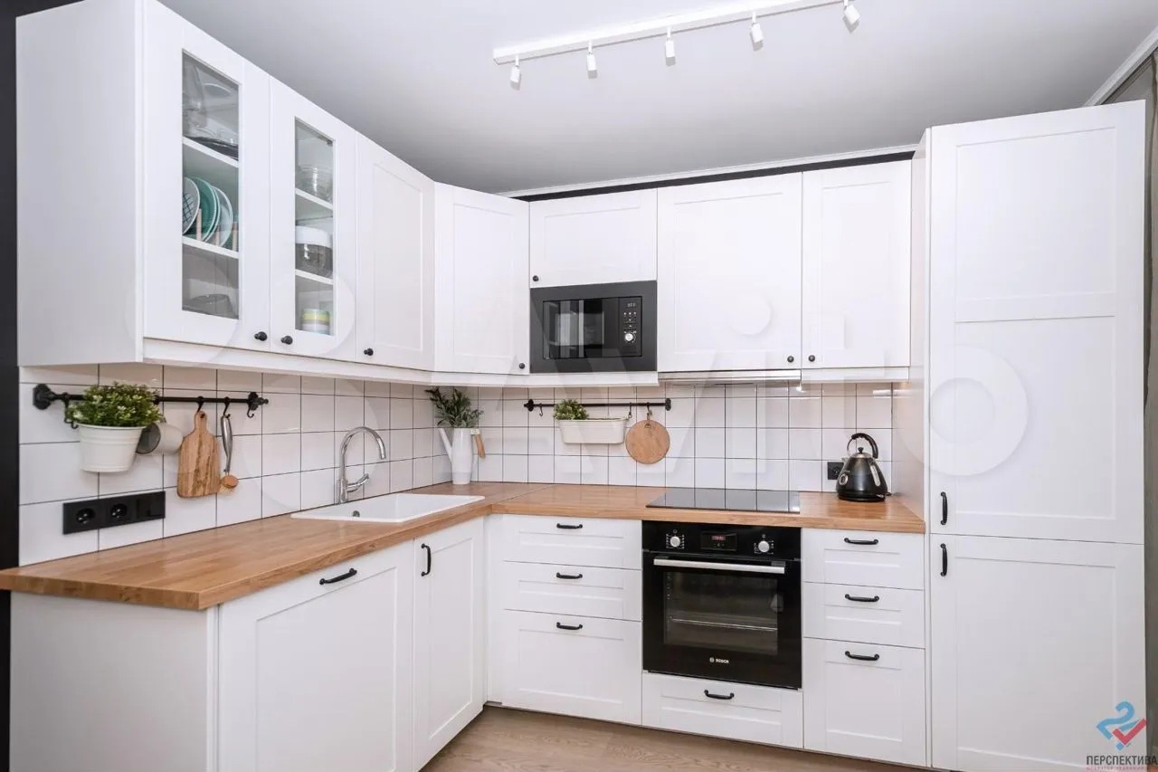 Если вы давно задумываетесь о смене жилья, но ремонтом заниматься не хотите, вот вам небольшая подборка из вполне симпатичных вариантов недвижимости, которую предлагают на продажу в нашем городе.