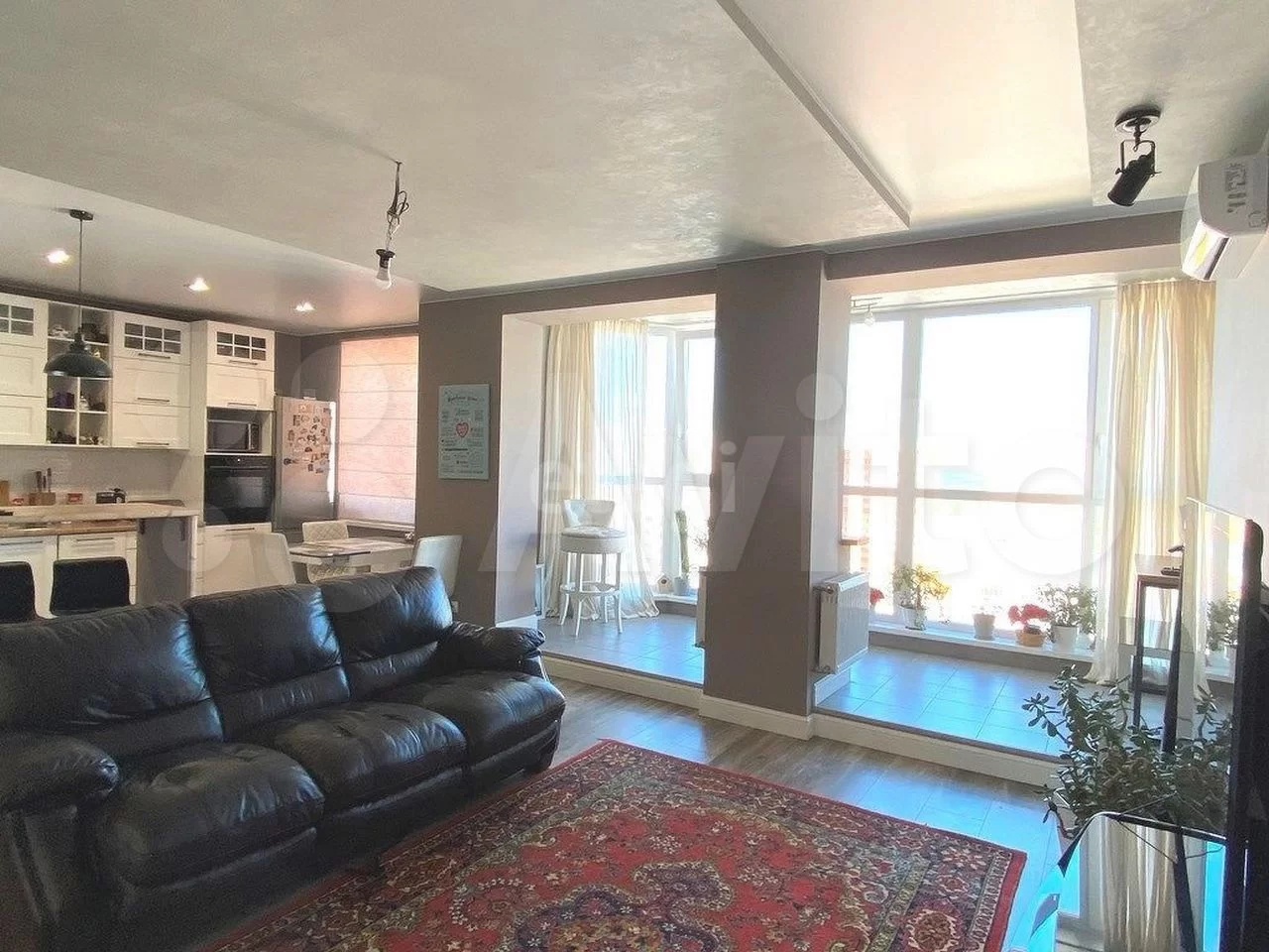 Если вы давно задумываетесь о смене жилья, но ремонтом заниматься не хотите, вот вам небольшая подборка из вполне симпатичных вариантов недвижимости, которую предлагают на продажу в нашем городе.