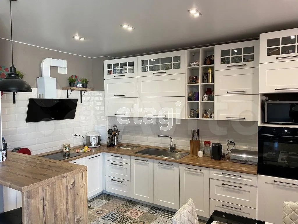 Если вы давно задумываетесь о смене жилья, но ремонтом заниматься не хотите, вот вам небольшая подборка из вполне симпатичных вариантов недвижимости, которую предлагают на продажу в нашем городе.