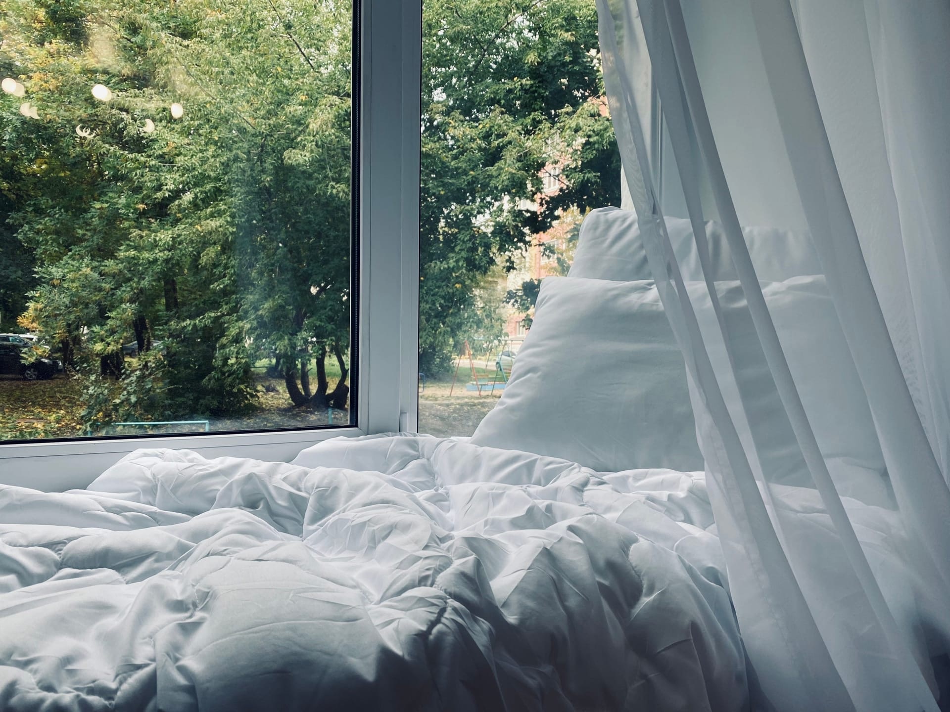 Если вы давно задумываетесь о смене жилья, но ремонтом заниматься не хотите, вот вам небольшая подборка из вполне симпатичных вариантов недвижимости, которую предлагают на продажу в нашем городе.