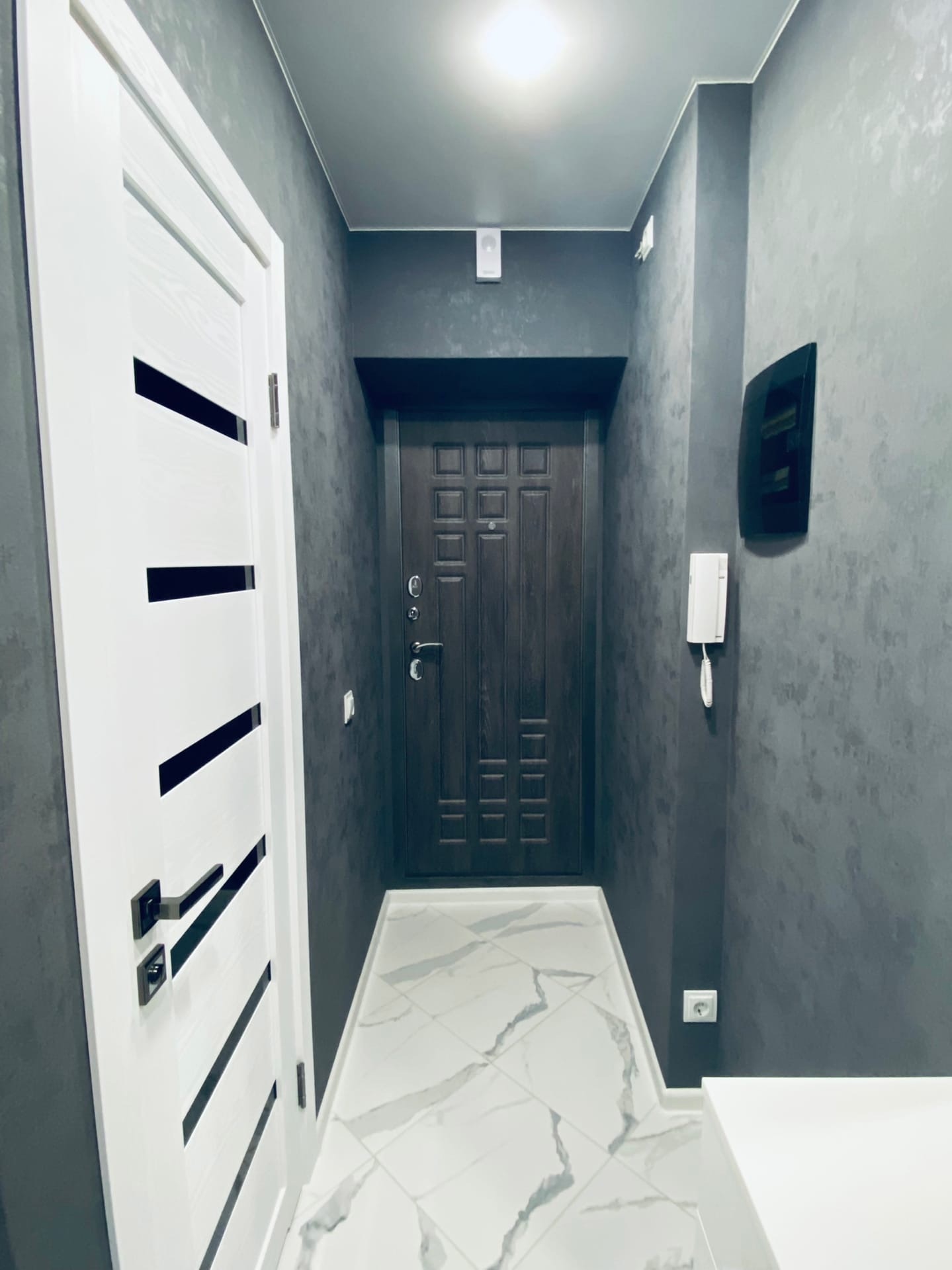 Если вы давно задумываетесь о смене жилья, но ремонтом заниматься не хотите, вот вам небольшая подборка из вполне симпатичных вариантов недвижимости, которую предлагают на продажу в нашем городе.