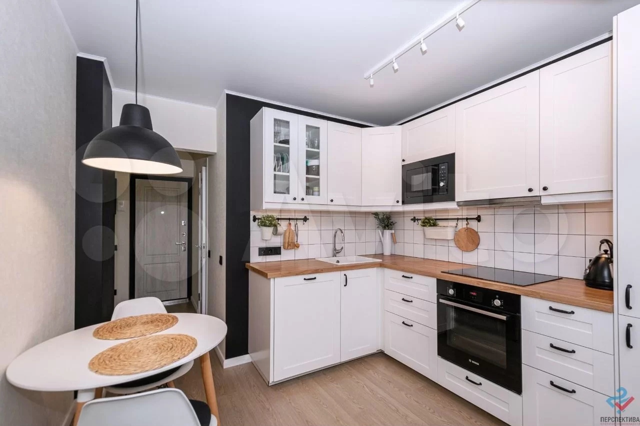 Если вы давно задумываетесь о смене жилья, но ремонтом заниматься не хотите, вот вам небольшая подборка из вполне симпатичных вариантов недвижимости, которую предлагают на продажу в нашем городе.