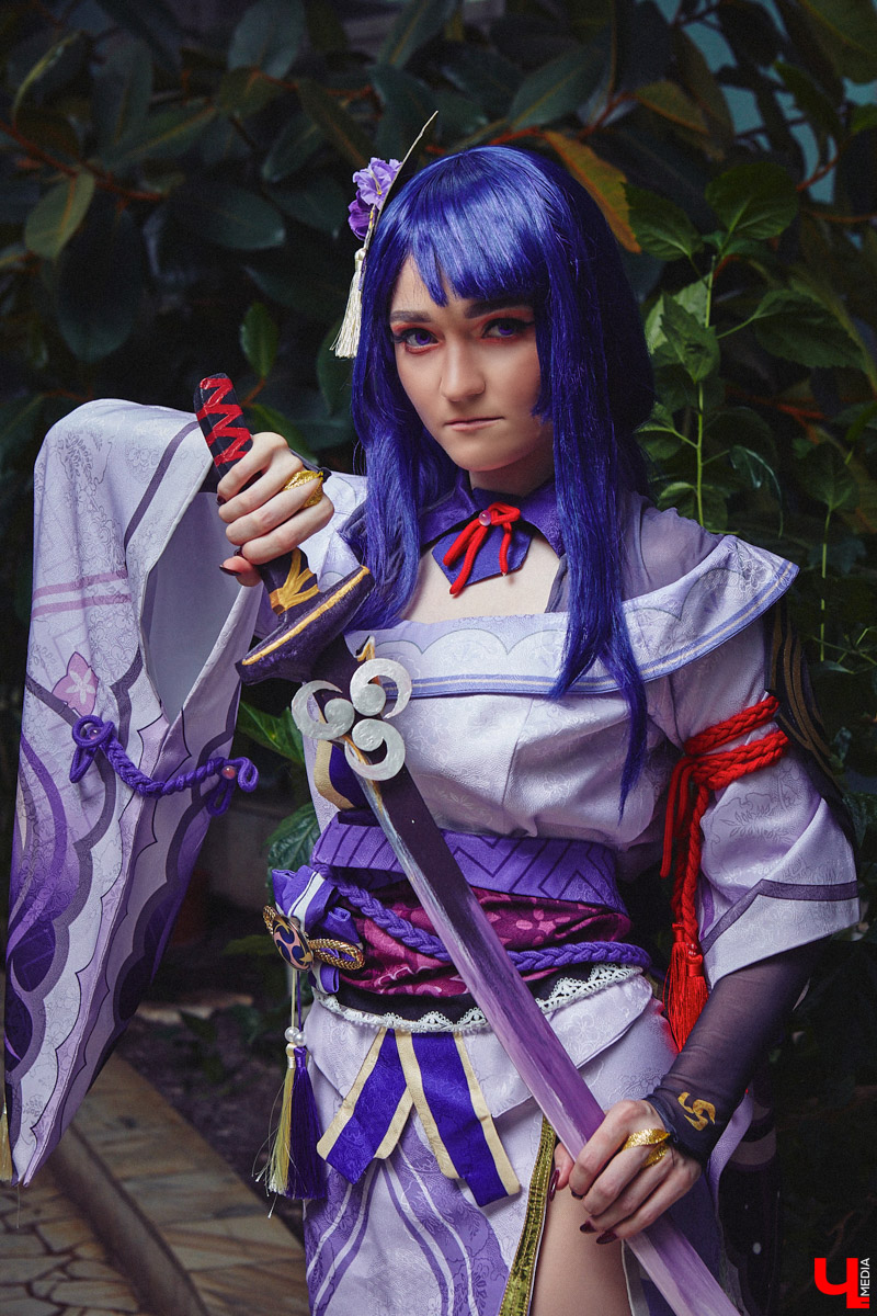 Сегодня она охотница на демонов, а уже завтра – богиня литературы. Перевоплощаться в различные образы владимирская косплеерша Евгения Якушко стала не так давно, но уже ассоциирует себя с каждым выбранным персонажем. Предлагаем вам познакомиться с этой невероятной троицей поближе.