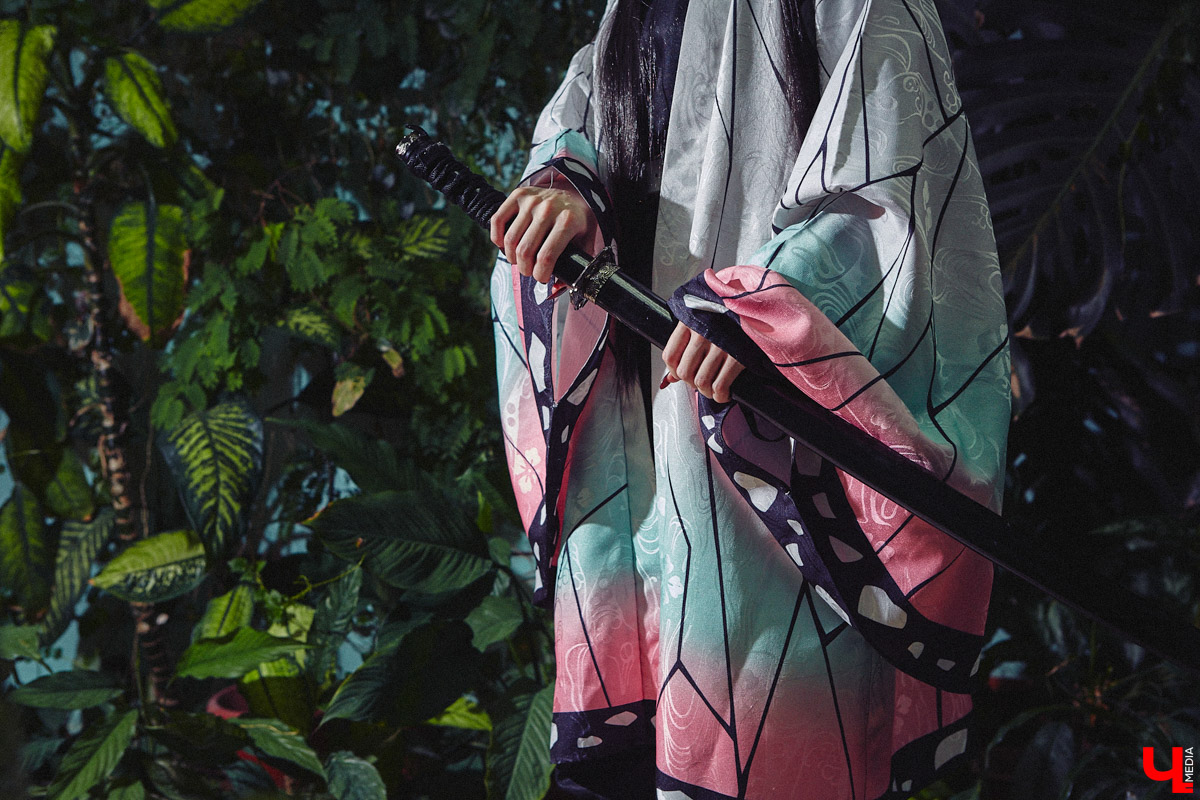 Сегодня она охотница на демонов, а уже завтра – богиня литературы. Перевоплощаться в различные образы владимирская косплеерша Евгения Якушко стала не так давно, но уже ассоциирует себя с каждым выбранным персонажем. Предлагаем вам познакомиться с этой невероятной троицей поближе.