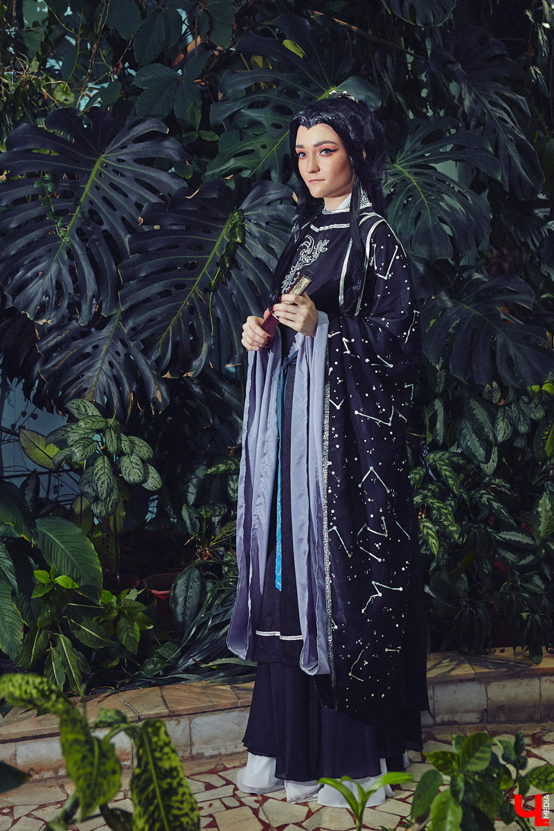 Сегодня она охотница на демонов, а уже завтра – богиня литературы. Перевоплощаться в различные образы владимирская косплеерша Евгения Якушко стала не так давно, но уже ассоциирует себя с каждым выбранным персонажем. Предлагаем вам познакомиться с этой невероятной троицей поближе.