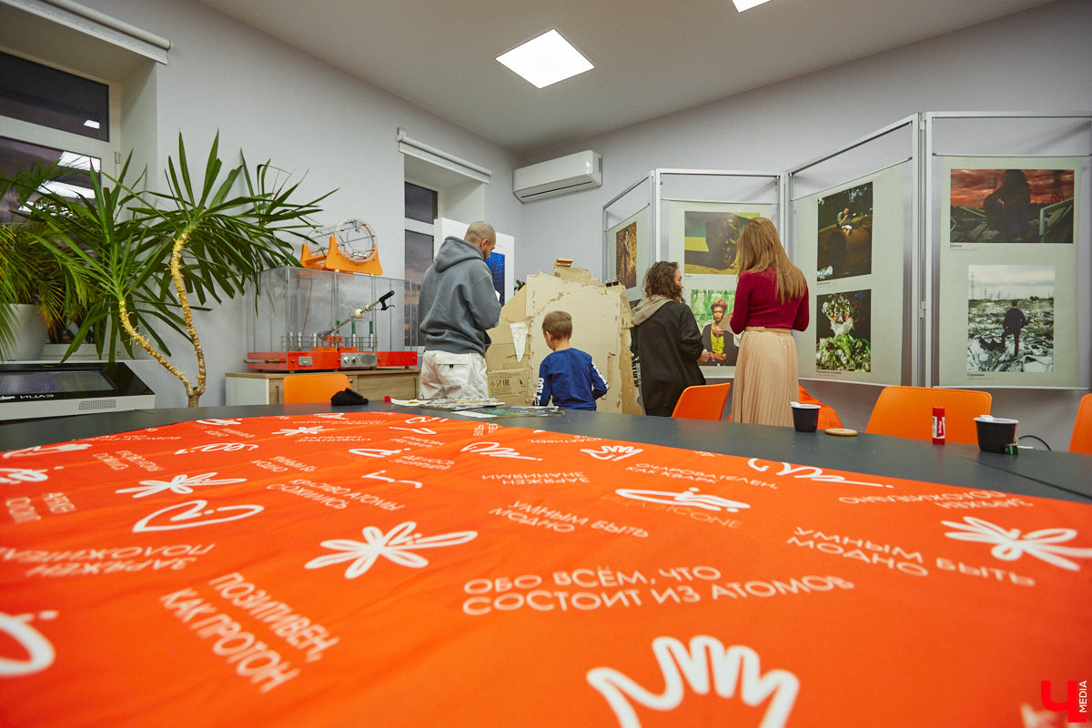 Современное искусство многогранно и не меньше празднующего сегодня 11-летие ИЦАЭ следит за трендами: вечером 20 октября во владимирском центре собрались горожане, чтобы совместить «эко» и «арт» при участии резидента 33zagfest Елены Барышниковой. За полтора часа на холсте из рваного картона сложился портрет Александра Григорьевича Столетова, известного русского физика и нашего земляка. Причём не простой портрет, а экологичный, ведь составлен он из ненужных вещей и старых журналов.