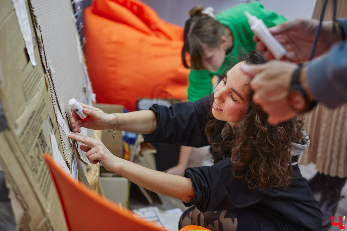 Современное искусство многогранно и не меньше празднующего сегодня 11-летие ИЦАЭ следит за трендами: вечером 20 октября во владимирском центре собрались горожане, чтобы совместить «эко» и «арт» при участии резидента 33zagfest Елены Барышниковой. За полтора часа на холсте из рваного картона сложился портрет Александра Григорьевича Столетова, известного русского физика и нашего земляка. Причём не простой портрет, а экологичный, ведь составлен он из ненужных вещей и старых журналов.