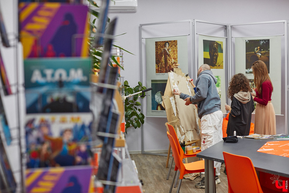 Современное искусство многогранно и не меньше празднующего сегодня 11-летие ИЦАЭ следит за трендами: вечером 20 октября во владимирском центре собрались горожане, чтобы совместить «эко» и «арт» при участии резидента 33zagfest Елены Барышниковой. За полтора часа на холсте из рваного картона сложился портрет Александра Григорьевича Столетова, известного русского физика и нашего земляка. Причём не простой портрет, а экологичный, ведь составлен он из ненужных вещей и старых журналов.